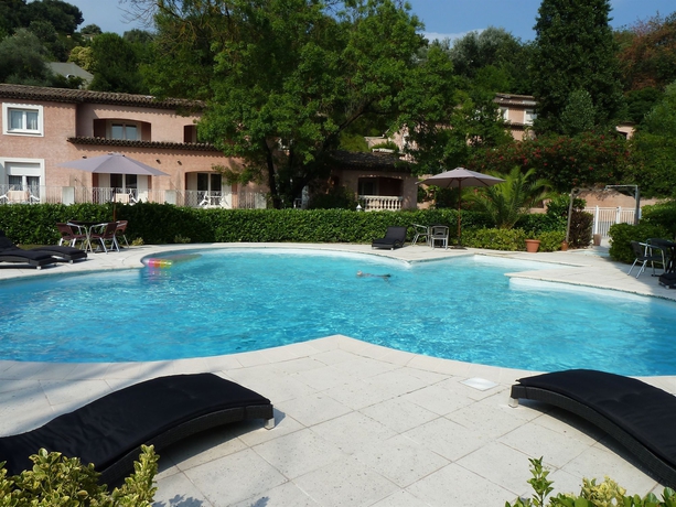 Imagen de la piscina del Hotel Les Bastides St Paul. Foto 16