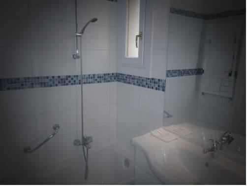 Imagen de la habitación del Hotel Les Belles Terrasses. Foto 6