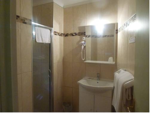 Imagen de la habitación del Hotel Les Belles Terrasses. Foto 8