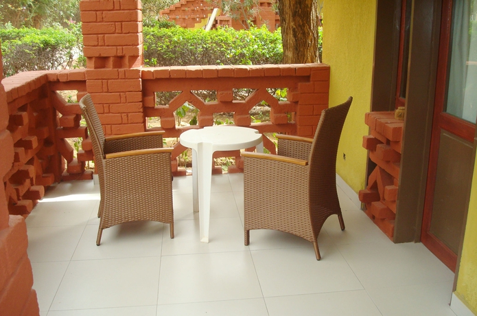 Imagen de los exteriores del Hotel Les Bougainvillées Saly Sénégal. Foto 7