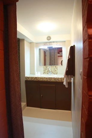 Imagen de la habitación del Hotel Les Bougainvillées Saly Sénégal. Foto 5