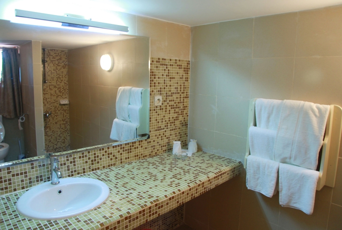 Imagen de la habitación del Hotel Les Bougainvillées Saly Sénégal. Foto 6