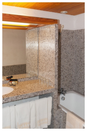 Imagen de la habitación del Hotel Les Cabanettes. Foto 3