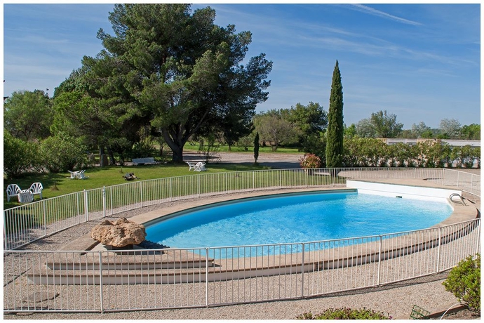 Imagen de la piscina del Hotel Les Cabanettes. Foto 10