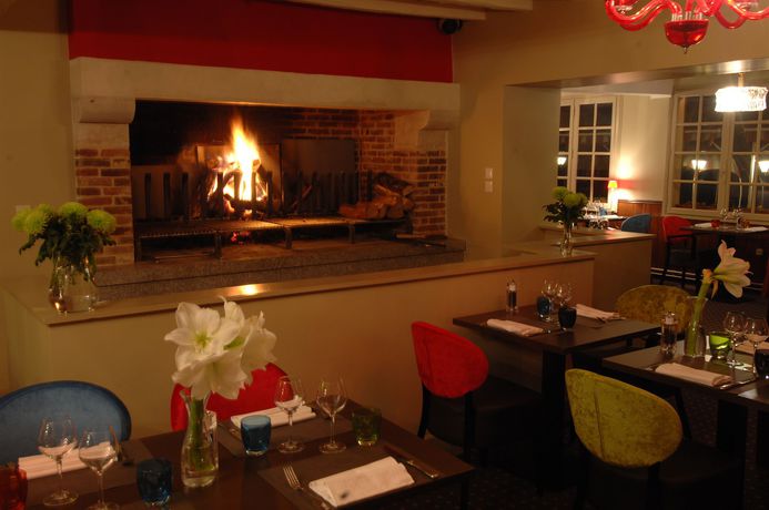 Imagen del bar/restaurante del Hotel Les Canisses. Foto 4