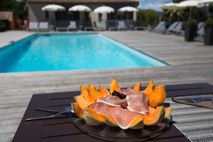 Imagen de la piscina del Hotel Les Capucines. Foto 14