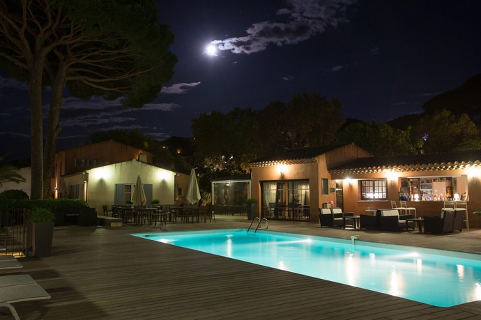 Imagen de la piscina del Hotel Les Capucines. Foto 15