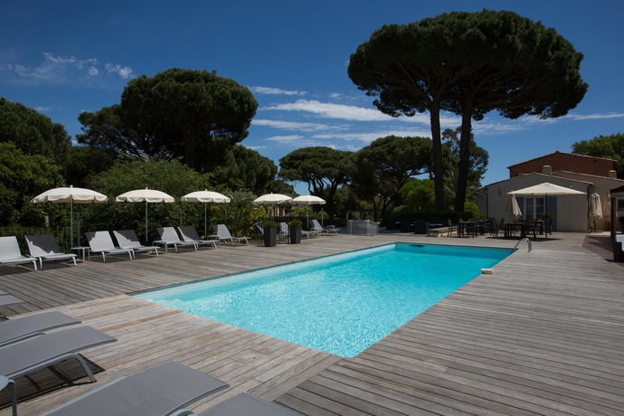 Imagen de la piscina del Hotel Les Capucines. Foto 16