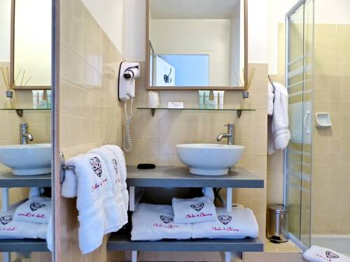 Imagen de la habitación del Hotel Les C&egrave;dres - H&ocirc;tel - Restaurants - Spa. Foto 12