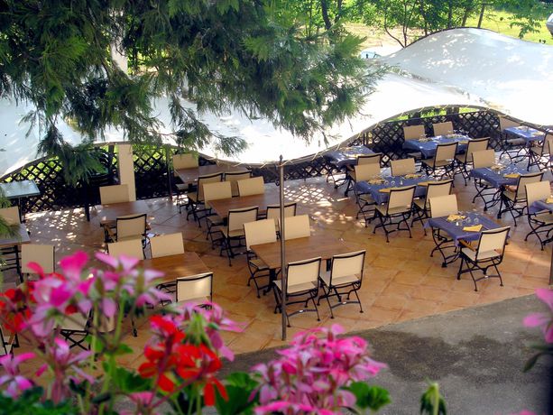 Imagen del bar/restaurante del Hotel Les C&egrave;dres, Joyeuse. Foto 3