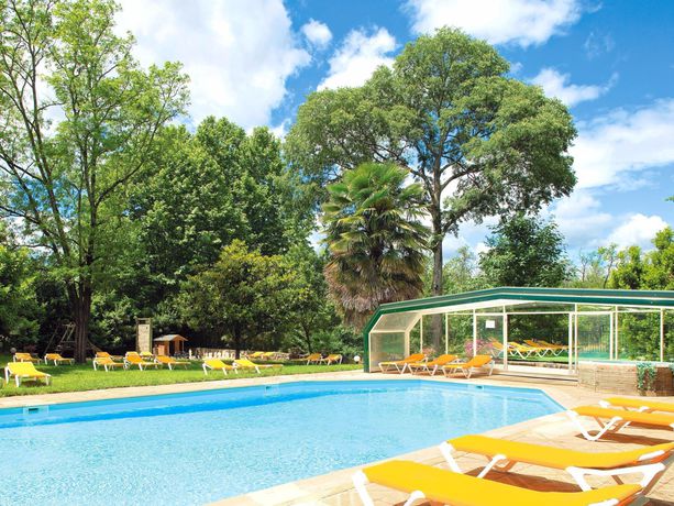 Imagen de la piscina del Hotel Les C&egrave;dres, Joyeuse. Foto 7