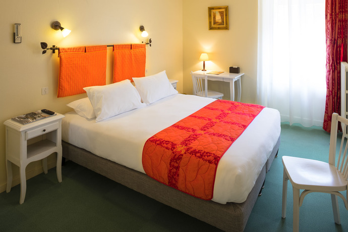 Imagen de la habitación del Hotel Les C&egrave;dres, Joyeuse. Foto 6