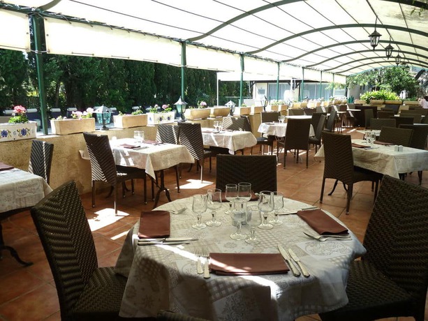 Imagen del bar/restaurante del Hotel Les C&egrave;dres, Villeneuve Les Avignon. Foto 2