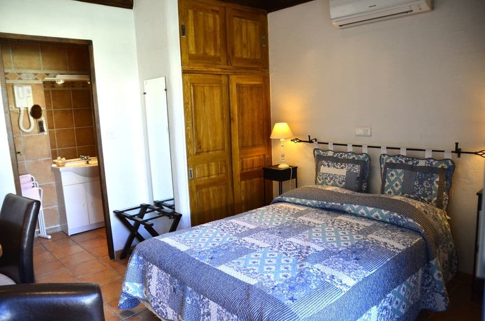 Imagen de la habitación del Hotel Les C&egrave;dres, Villeneuve Les Avignon. Foto 5