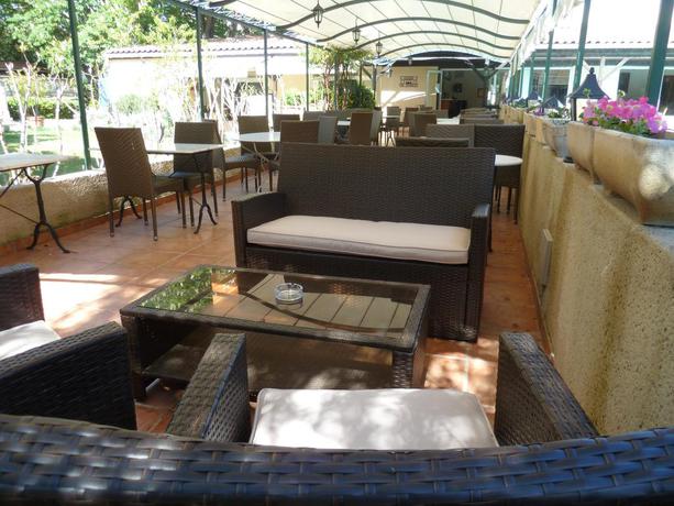Imagen del bar/restaurante del Hotel Les C&egrave;dres, Villeneuve Les Avignon. Foto 3