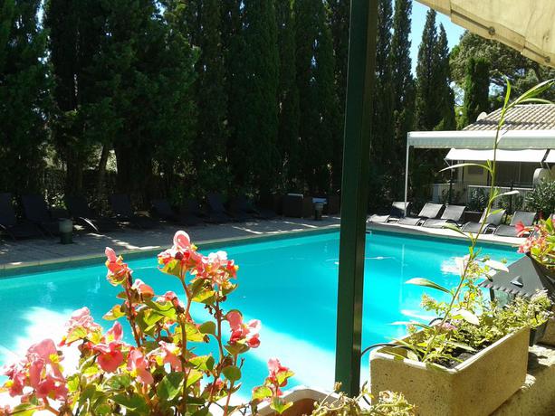 Imagen de la piscina del Hotel Les C&egrave;dres, Villeneuve Les Avignon. Foto 8