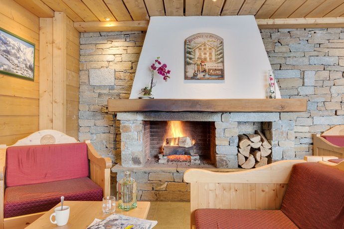 Imagen del bar/restaurante del Hotel Les Chalets De L'adonis. Foto 2