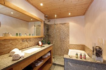 Imagen de los interiores del Hotel Les Chalets du Mont d&rsquo;Arbois and Spa. Foto 16