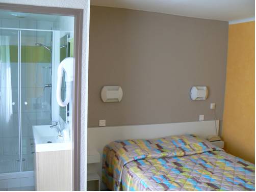 Imagen de la habitación del Hotel Les Ch&ecirc;nes. Foto 5