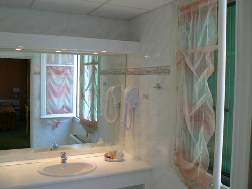 Imagen de la habitación del Hotel Les Ch&ecirc;nes. Foto 7