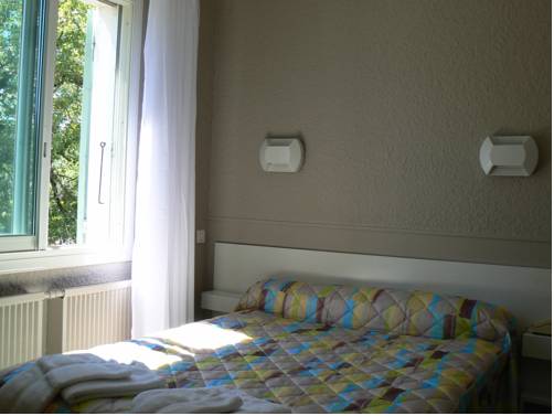 Imagen de la habitación del Hotel Les Ch&ecirc;nes. Foto 9