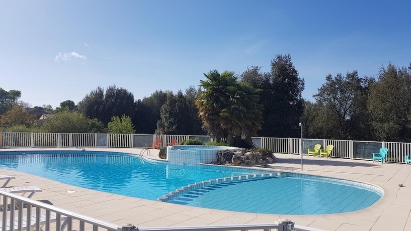 Imagen de la piscina del Hotel Les Ch&ecirc;nes Verts. Foto 17