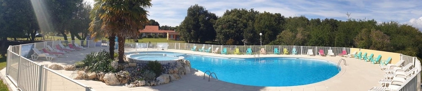 Imagen de la piscina del Hotel Les Ch&ecirc;nes Verts. Foto 18