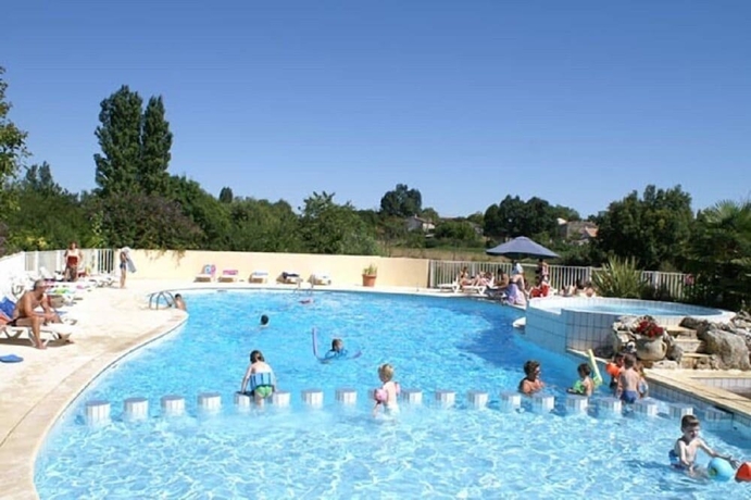 Imagen de la piscina del Hotel Les Ch&ecirc;nes Verts. Foto 19