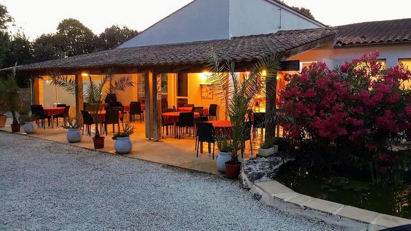 Imagen del bar/restaurante del Hotel Les Ch&ecirc;nes Verts. Foto 9