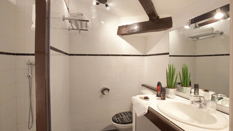 Imagen de la habitación del Hotel Les Clos De Chaponost. Foto 7