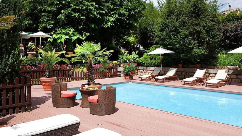 Imagen de la piscina del Hotel Les Clos De Chaponost. Foto 10