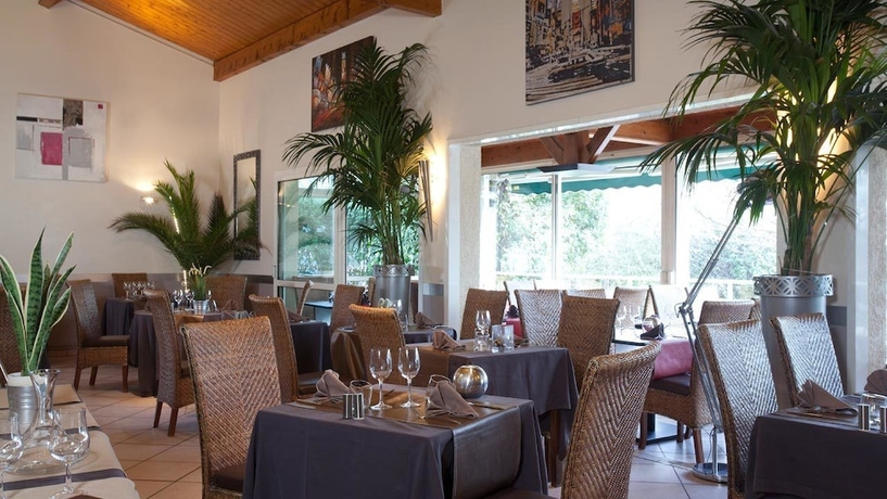 Imagen del bar/restaurante del Hotel Les Clos De Chaponost. Foto 1