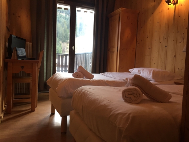 Imagen de la habitación del Hotel Les Combelles. Foto 4