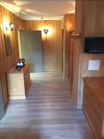 Imagen de la habitación del Hotel Les Combelles. Foto 6