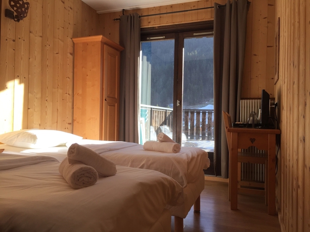 Imagen de la habitación del Hotel Les Combelles. Foto 7