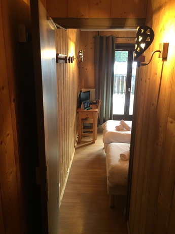 Imagen de la habitación del Hotel Les Combelles. Foto 9