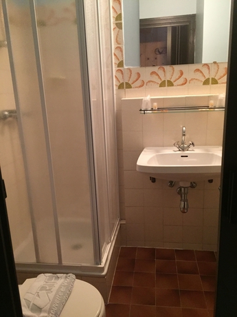 Imagen de la habitación del Hotel Les Combelles. Foto 16