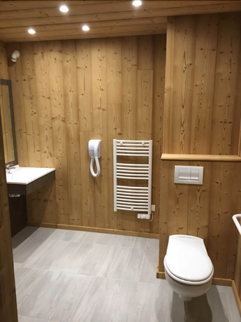 Imagen de la habitación del Hotel Les Combelles. Foto 19