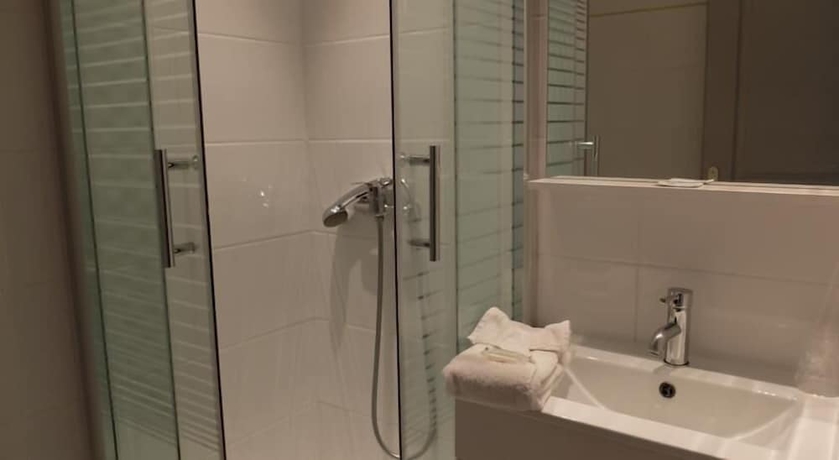 Imagen de la habitación del Hotel Les Corps Saints. Foto 9