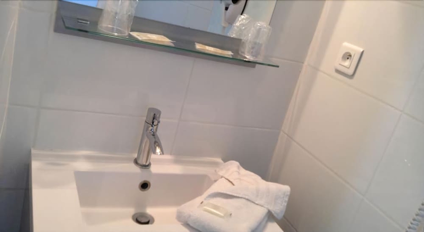 Imagen de la habitación del Hotel Les Corps Saints. Foto 15