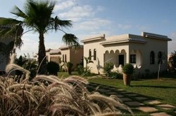 Imagen de los exteriores del Hotel Les Cypr&egrave;s. Foto 6