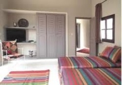 Imagen de la habitación del Hotel Les Cypr&egrave;s. Foto 5