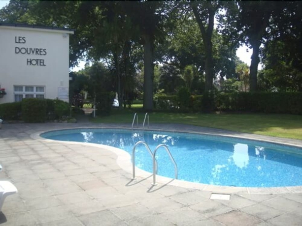 Imagen de la piscina del Hotel Les Douvres. Foto 18