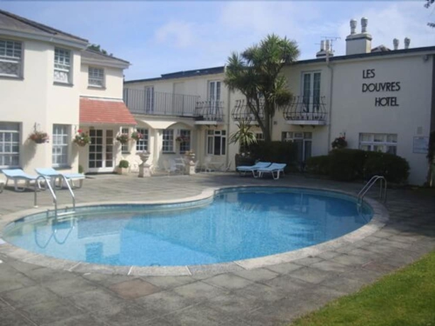 Imagen de la piscina del Hotel Les Douvres. Foto 19