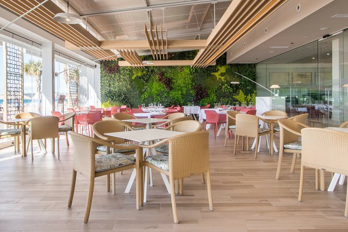 Imagen del bar/restaurante del Hotel Les Dunes Comodoro. Foto 3