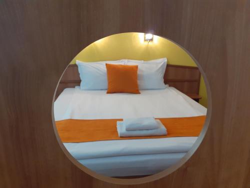 Imagen de la habitación del Hotel Les. Foto 18