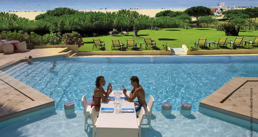 Imagen de la piscina del Hotel Les Flamants Roses. Foto 15