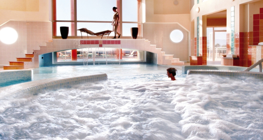 Imagen de la piscina del Hotel Les Flamants Roses. Foto 16