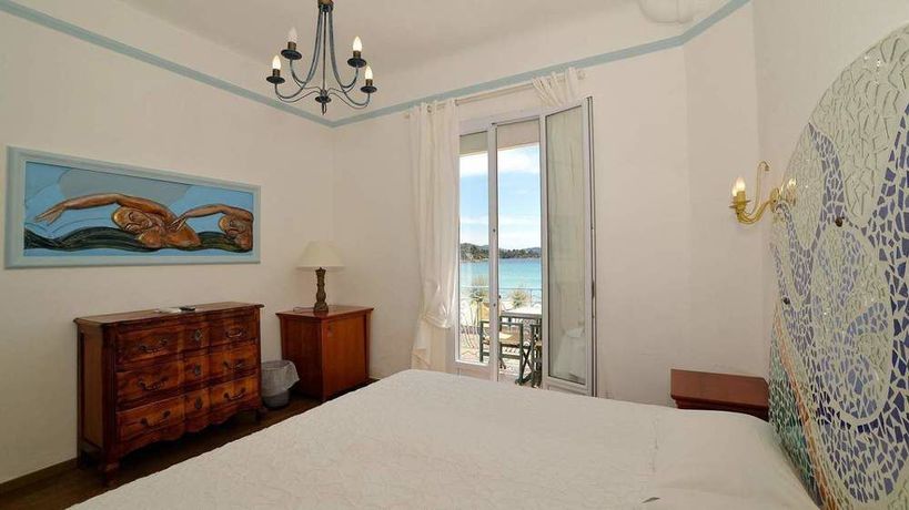 Imagen de la habitación del Hotel Les Flots Bleus, LE LAVANDOU. Foto 8