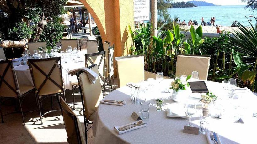 Imagen del bar/restaurante del Hotel Les Flots Bleus, LE LAVANDOU. Foto 2
